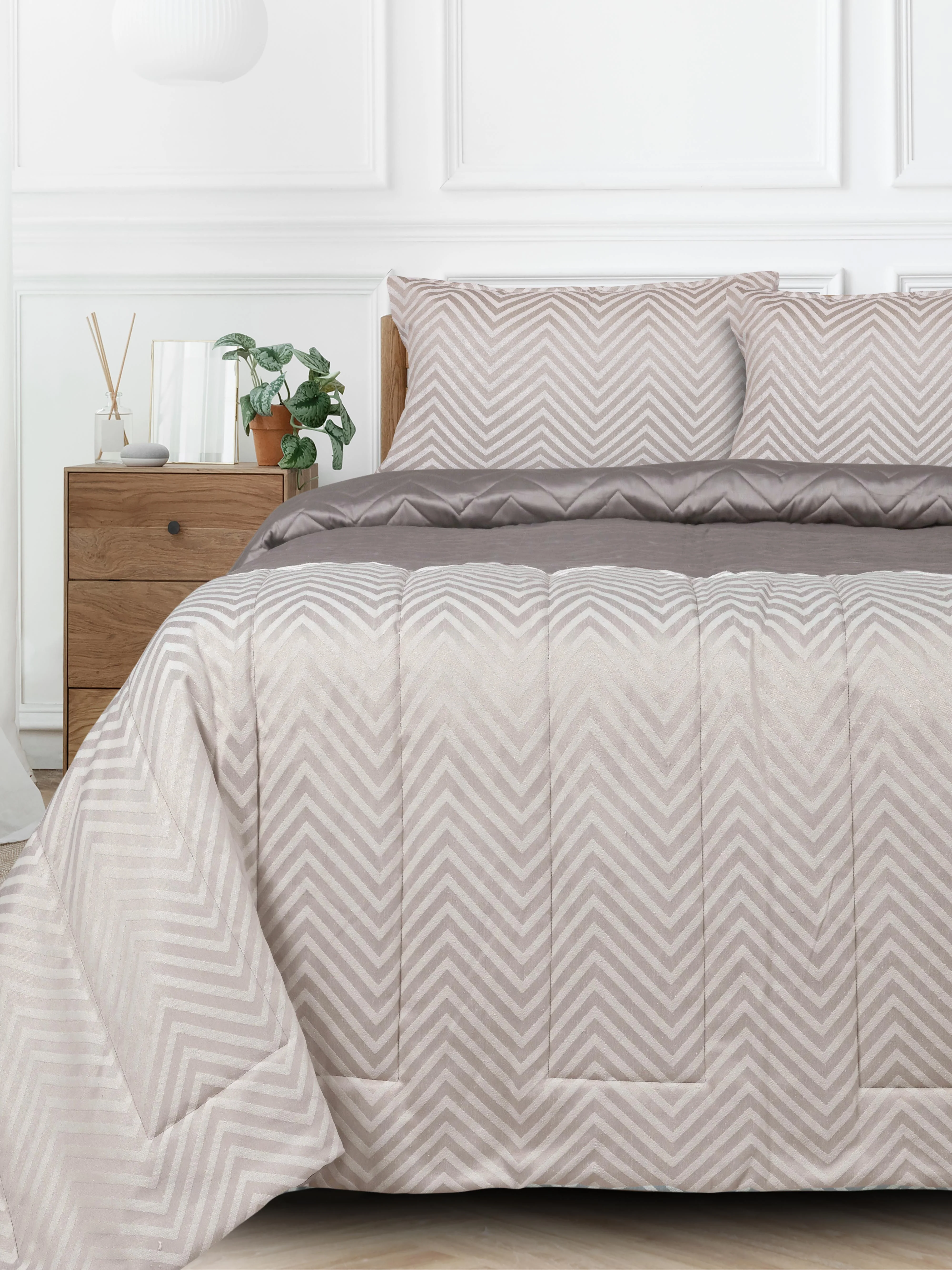 GIFT BOX | CHEVRON Beige Cotton Bedsheet-Cover | Matching Beige Reversible Quilt/Comforter | Combo Set For Gift & Daily Use - Image 3